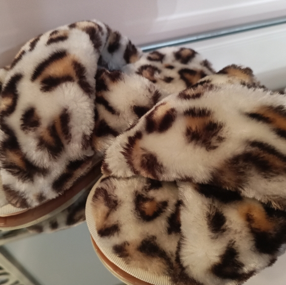 Women's Fluffy Crossband Fur Slippers - Picture 2 of 10